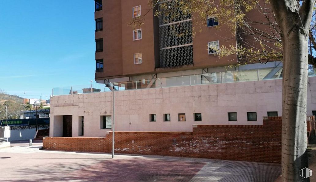 Retail for sale at Calle Toledo, 48, Guadalajara, 19002 with building, window, sky, fixture, brick, tree, urban design, neighbourhood, brickwork and residential area around