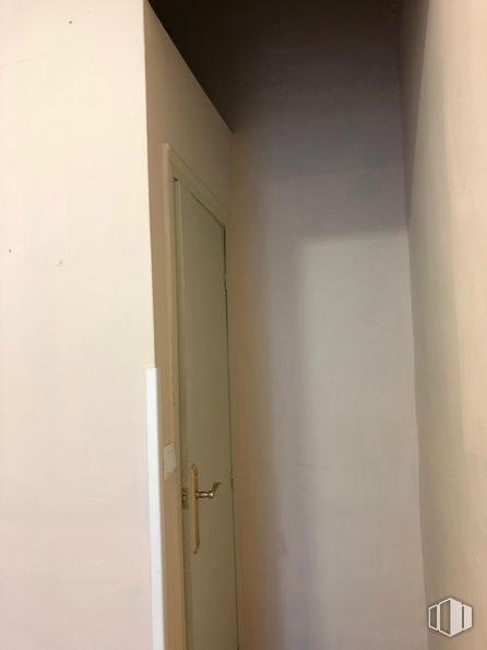 Retail for sale & for rent at Calle Enrique Larreta, 1, Ávila, 05001 with door handle, fixture, door, wood, paint, handle, hardwood, home door, plaster and flooring around