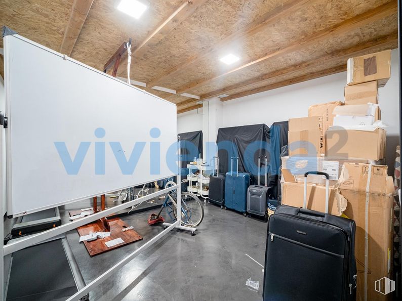 Retail for sale at Calle Rodas, 8, Centro, Madrid, 28005 with suitcase, luggage & bags, tire, wheel, bicycle, automotive design, floor, flooring, gas and machine around