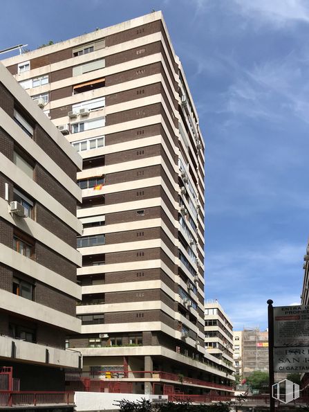 Retail for sale at Zona Argüelles, Chamberí, Madrid, 28015 with building, sky, cloud, window, tower block, urban design, skyscraper, condominium, neighbourhood and tree around