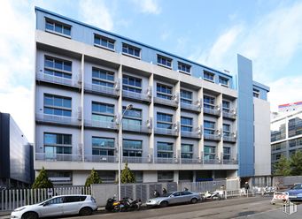 Oficina en alquiler en Avenida Manoteras, 38, Hortaleza, Madrid, 28050 con edificio, ventana, tiempo de día, cielo, nube, diseño urbano, bloque de pisos, condominio, vecindario y propiedad material alrededor