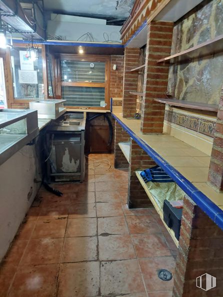 Retail for sale & for rent at Calle Manojo de Rosas, 49, Villaverde, Madrid, 28041 with furniture, wood, floor, flooring, beam, brickwork, hardwood, gas, brick and ceiling around