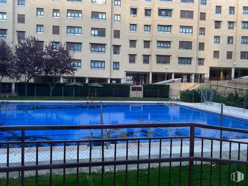 Office for rent at Avenida Irlanda, Toledo, 45005 with building, water, plant, daytime, window, property, swimming pool, azure, tree and body of water around