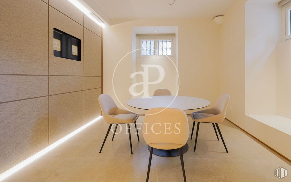 Oficina en alquiler en Calle Felipe IV, Retiro, Madrid, 28014 con silla, ventana, mesa, mueble, madera, interiorismo, suelos, suelo, edificio y hall alrededor