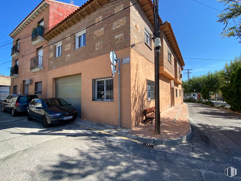 Retail for sale at Calle Arenal, 46, Casarrubios del Monte, Toledo, 45950 with car, window, house, sky, property, wheel, building, tire, road surface and asphalt around