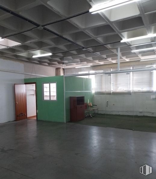 Industrial for rent at Calle Gamonal, 5, Villa de Vallecas, Madrid, 28031 with door, building, field house, hall, window, fixture, flooring, ceiling, chair and parking around