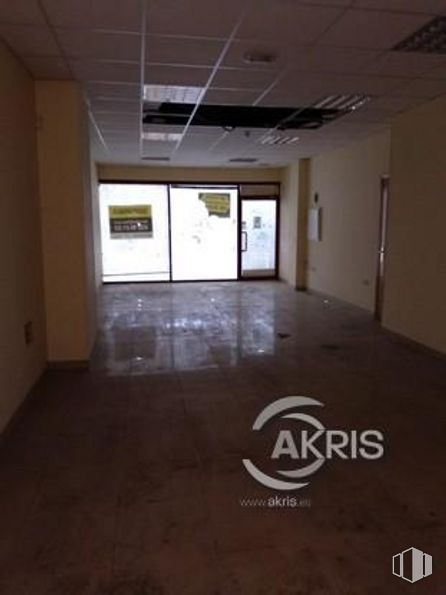 Retail for sale at Ronda Buenavista, Toledo, 04005 with door, property, fixture, architecture, flooring, wood, floor, hall, wall and window around