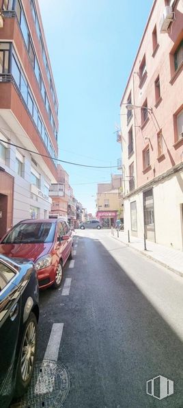 Retail for rent at Calle Mariano Vela, Usera, Madrid, 28026 with car, building, wheel, automotive parking light, tire, land vehicle, vehicle, sky, window and road surface around