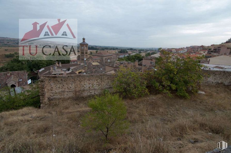 Land for sale at Calle Subida del Hospital, Toledo, 45006 with plant, sky, plant community, cloud, ecoregion, natural environment, building, land lot, grass and natural landscape around