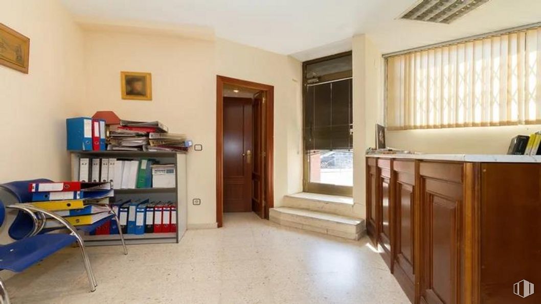 Retail for sale at Calle Persuasión, 3, Ciudad Lineal, Madrid, 28027 with bookcase, window, cabinetry, furniture, property, wood, interior design, flooring, living room and floor around