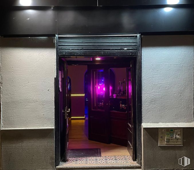 Retail for rent at Zona Huertas - Cortes, Centro, Madrid, 28005 with door, lighting, night, midnight and transparency around