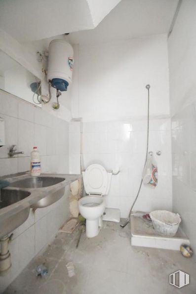 Local en venta en Puente de Vallecas - Entrevías, Puente de Vallecas, Madrid, 28018 con inodoro, toalla de papel, accesorios de fontanería, propiedad, edificio, cuarto de baño, fregadero, morado, asiento del inodoro y casa alrededor