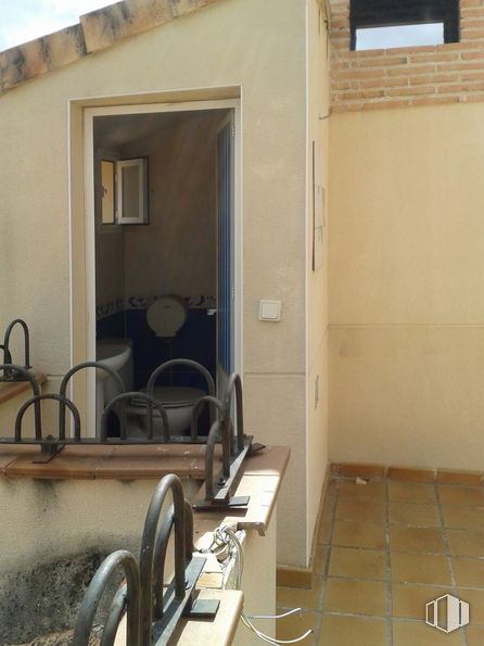 Local en venta en Calle de La Mancha, 2, Ontígola, Toledo, 45340 con espejo, ventana, grifo, edificio, propiedad, neumático, neumático automotriz, madera, arquitectura y diseño de interiores alrededor