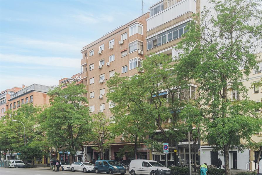 Local en alquiler en Calle Ferrocarril, Arganzuela, Madrid, 28045 con coche, edificio, rueda, vehículo terrestre, cielo, neumático, ventana, vehículo, infraestructura y nube alrededor