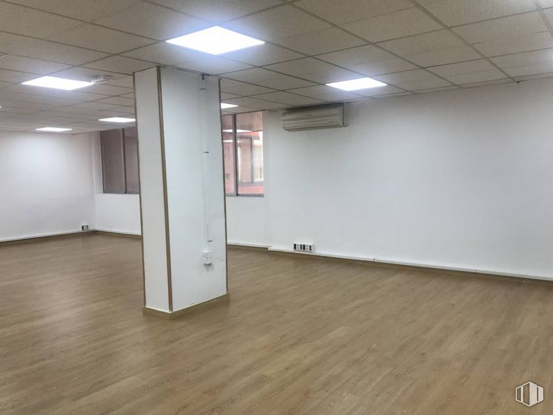 Oficina en alquiler y venta en Calle San Romualdo, San Blas - Canillejas, Madrid, 28037 con ventana, madera, hall, suelos, suelo, techo, arte, suelo laminado, madera dura y vidrio alrededor