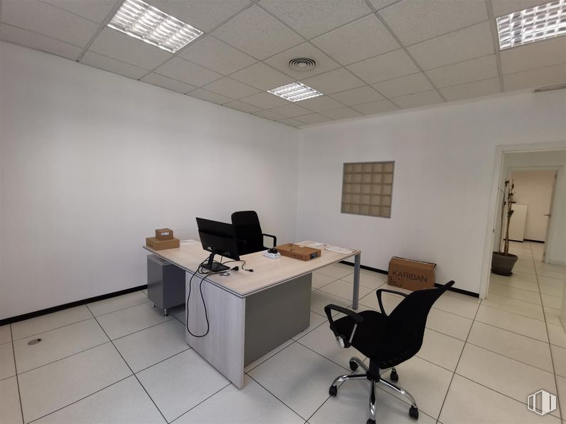 Office for rent at Edificio 4, Calle Casas de Miravete, Villa de Vallecas, Madrid, 28031 with chair, desk, computer monitor, lighting, furniture, interior design, flooring, floor, ceiling and office chair around