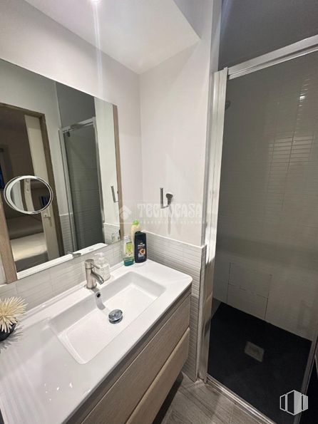 Retail for sale at Zona Sol, Centro, Madrid, 28012 with countertop, mirror, tap, sink, plumbing fixture, bathroom sink, building, bathroom cabinet, bathroom and fixture around