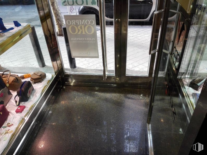 Retail for sale at Zona Juzgados, Móstoles, Madrid, 28931 with shoe, wood, floor, flooring, escalator, glass, food, metal, automotive exterior and handrail around