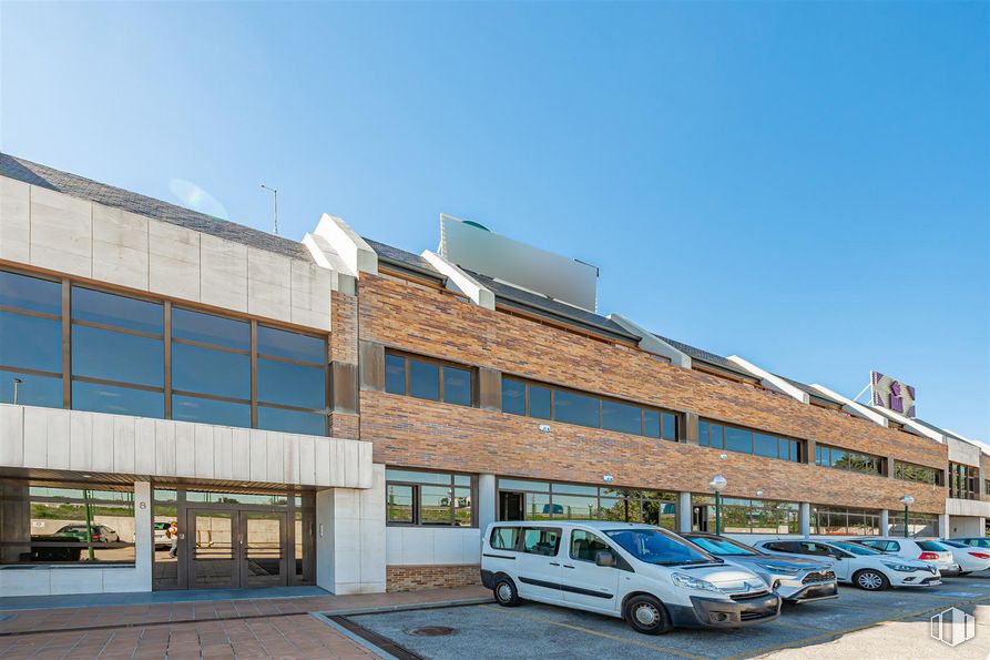 Office for sale at Calle Mahón, Las Rozas de Madrid, Madrid, 28230 with van, building, car, automotive parking light, sky, tire, wheel, window, vehicle and architecture around