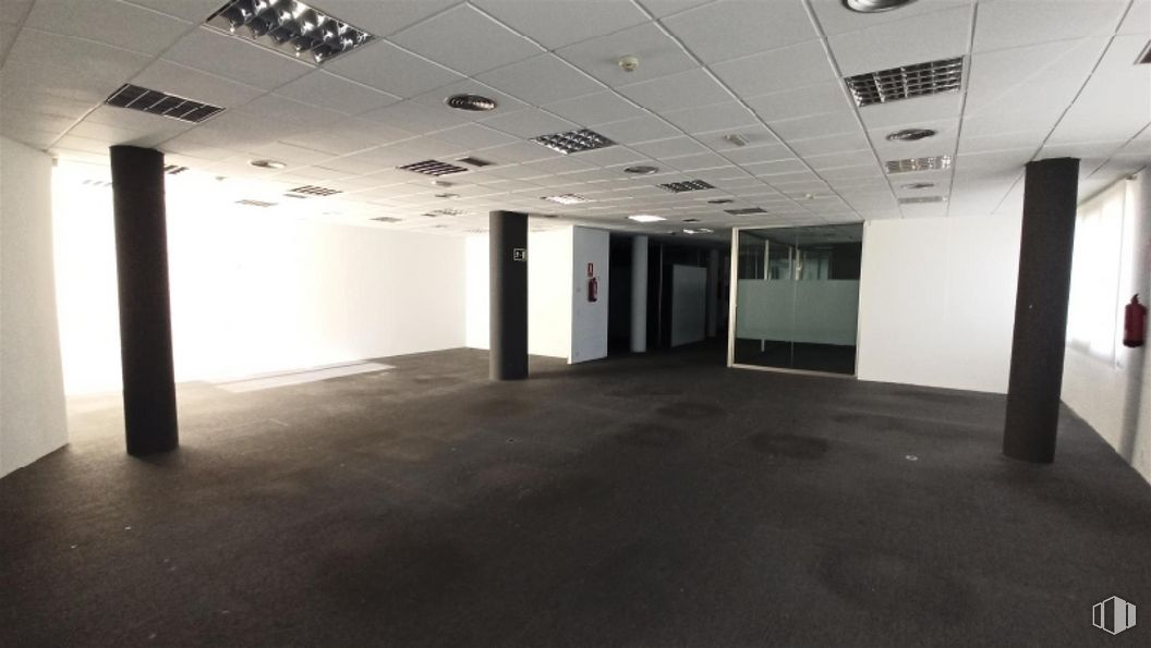 Office for sale at Calle Cólquide, Las Rozas de Madrid, Madrid, 28230 with interior design, floor, hall, flooring, fixture, ceiling, event, space, parking and room around