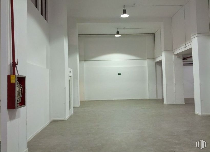 Nave en alquiler en Calle Antonio López, Usera, Madrid, 28026 con accesorio, pasillo, madera, piso, suelo, techo, puerta, evento, vidrio y madera alrededor