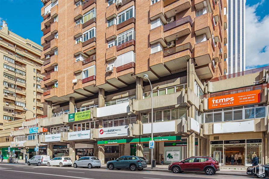 Local en venta en Calle Orense, 18 - 20, Tetuán, Madrid, 28020 con coche, edificio, rueda, neumático, ventana, vehículo, cielo, infraestructura, arquitectura y diseño urbano alrededor