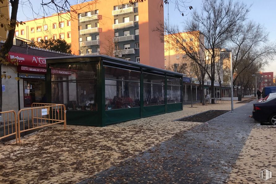 Local en alquiler en Calle Manojo Rosas, 44, Villaverde, Madrid, 28041 con edificio, coche, cielo, ventana, rueda, neumático, infraestructura, vehículo, superficie de carretera y árbol alrededor