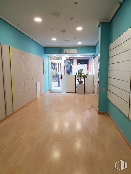 Retail for sale at Calle Trinidad, Talavera de la Reina, Toledo, 45600 with building, fixture, floor, flooring, hall, material property, wood, ceiling, glass and paint around