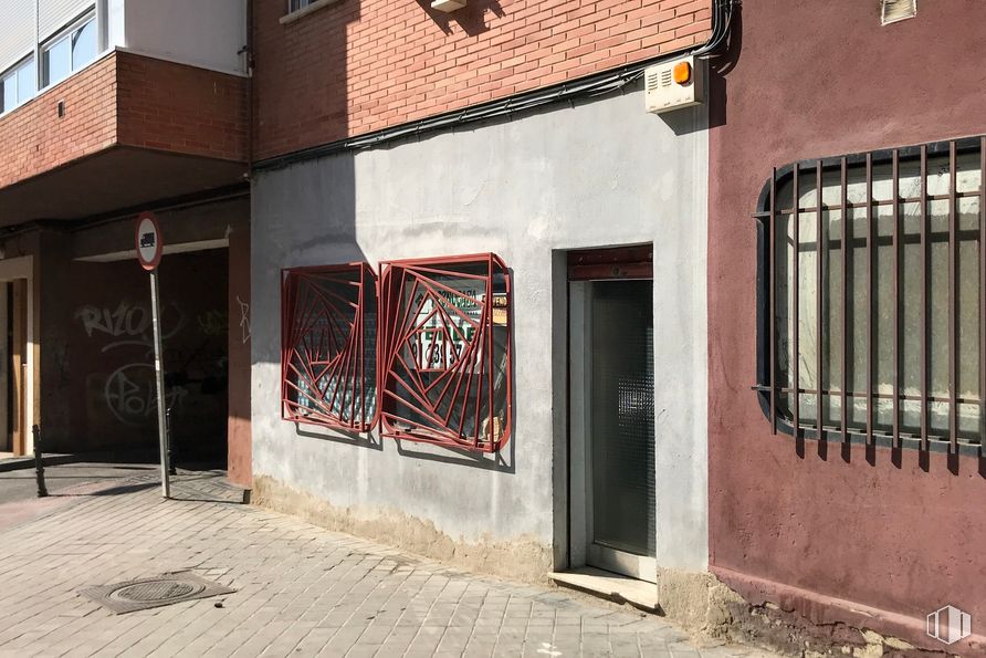 Local en venta en Zona centro Torrejón, Fuenlabrada, Madrid, 28944 con puerta, ventana, propiedad, edificio, barrio, casa, superficie de carretera, madera, fachada y bienes raíces alrededor