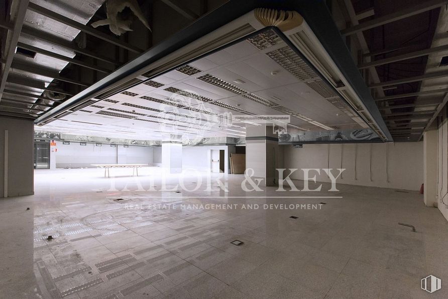 Retail for rent at Zona Arroyo Fresno, Fuencarral - El Pardo, Madrid, 28035 with hall, fixture, floor, building, flooring, composite material, wood, city, ceiling and space around