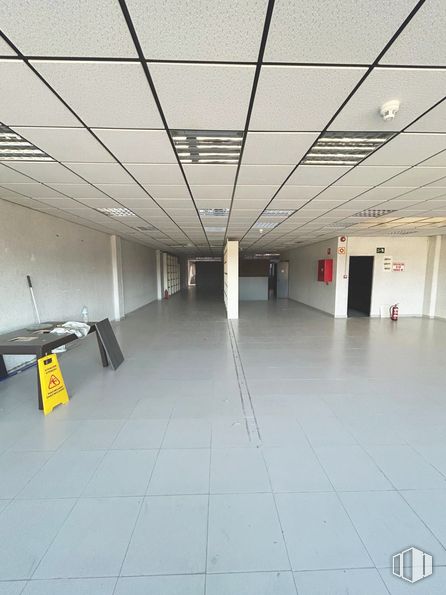 Industrial for rent at Calle Plasencia, Móstoles, Madrid, 28935 with door, floor, flooring, ceiling, hall, tile flooring, fluorescent lamp, building material, tile and daylighting around