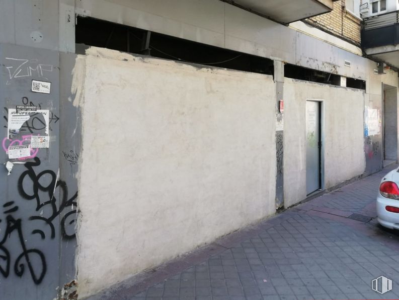 Local en venta en Calle Chimbo, Carabanchel, Madrid, 28025 con coche, edificio, placa de matrícula del vehículo, vehículo, luz trasera y de freno para automóviles, pared, gas, asfalto, iluminación automotriz y tintes y sombras alrededor