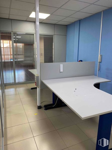 Industrial for rent at Zona Vallecas, Villa de Vallecas, Madrid, 28031 with light fixture, lighting, table, desk, furniture, flooring, interior design, floor, composite material and chair around