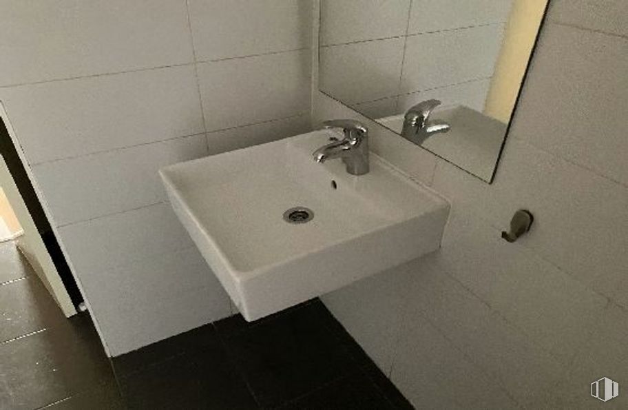 Oficina en venta en Calle Tánger, 1, San Sebastián de los Reyes, Madrid, 28700 con fregadero, espejo, grifo, arreglo de tubería, lavabo del baño, baño, líquido, rectángulo, gris, madera y plomería alrededor