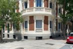 Retail for sale at Calle Felipe IV, Retiro, Madrid, 28014 with car, building, window, vehicle, tree, road surface, urban design, neighbourhood, residential area and facade around