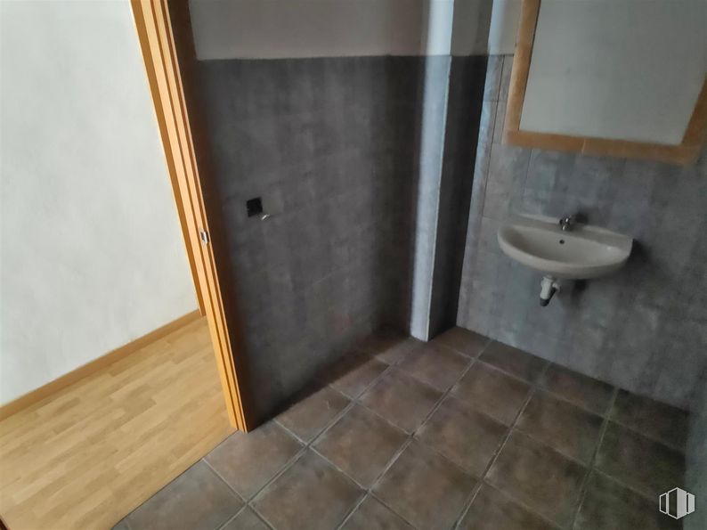 Local en venta en Calle Alicante, Getafe, Madrid, 28903 con fregadero, propiedad, accesorios de fontanería, cuarto de baño, madera, lavabo, grifo, suelo, suelos y edificio alrededor