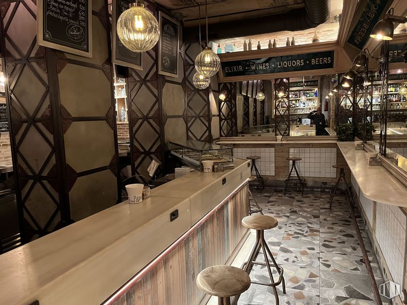 Local en alquiler en Zona Nuevos Ministerios-Ríos Rosas, Chamberí, Madrid, 28003 con taburete, lámpara, alumbrado, encimera, mueble, interiorismo, techo, candelabro, restaurante y bar alrededor