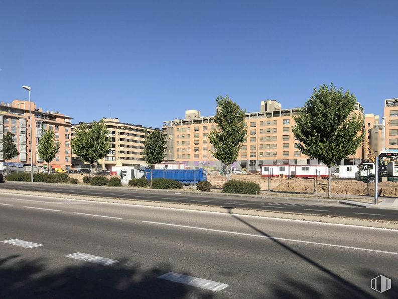 Retail for sale & for rent at Calle Valcarlos, 17, Fuencarral - El Pardo, Madrid, 28050 with building, sky, road surface, asphalt, tree, urban design, thoroughfare, window, cloud and road around