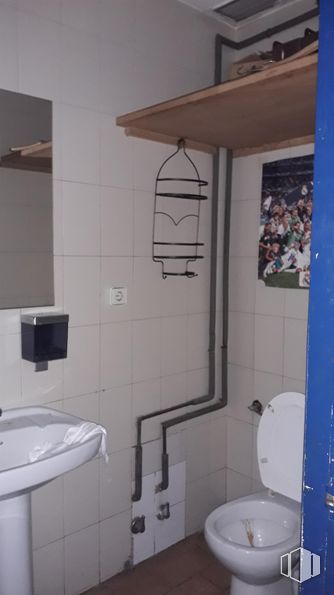 Local en venta en Calle Víctor Andrés Belaunde, 22, Chamartín, Madrid, 28016 con inodoro, fregadero, propiedad, accesorios de fontanería, lavabo, azul, cuarto de baño, edificio, morado y negro alrededor