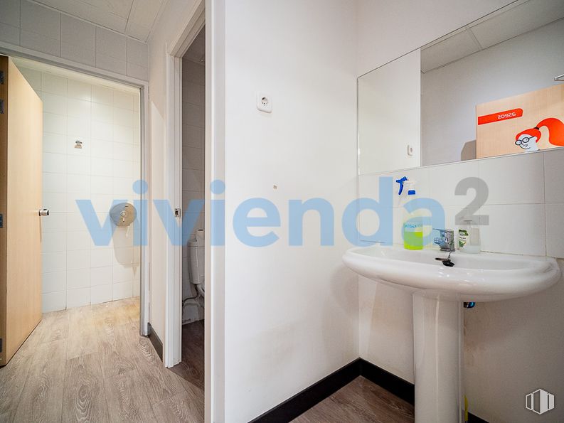 Nave en alquiler en Zona Valdefuentes, Hortaleza, Madrid, 28033 con puerta, fregadero, espejo, grifo, accesorios de fontanería, accesorio, lavabo, edificio, cuarto de baño y suelo alrededor