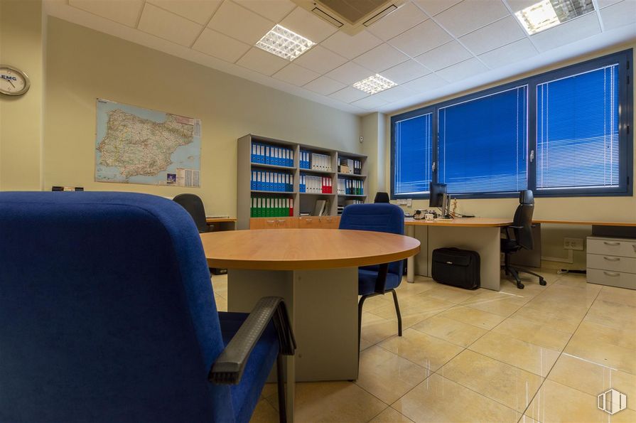 Office for sale at Polígono Industrial Mapfre, Alcalá de Henares, Madrid, 28806 with desk, bookcase, window, chair, table, furniture, building, shelf, interior design and floor around