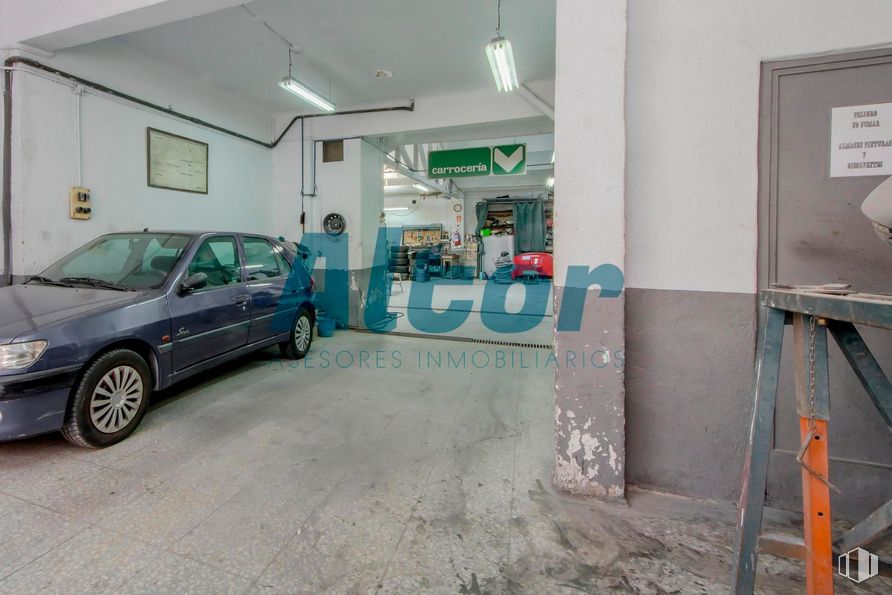 Local en venta en Calle Matilde Landa, Tetuán, Madrid, 28029 con coche, neumático, rueda, luz de estacionamiento, luz de posición lateral, vehículo, capó, neumático de automoción, iluminación del automóvil y vehículo de motor alrededor