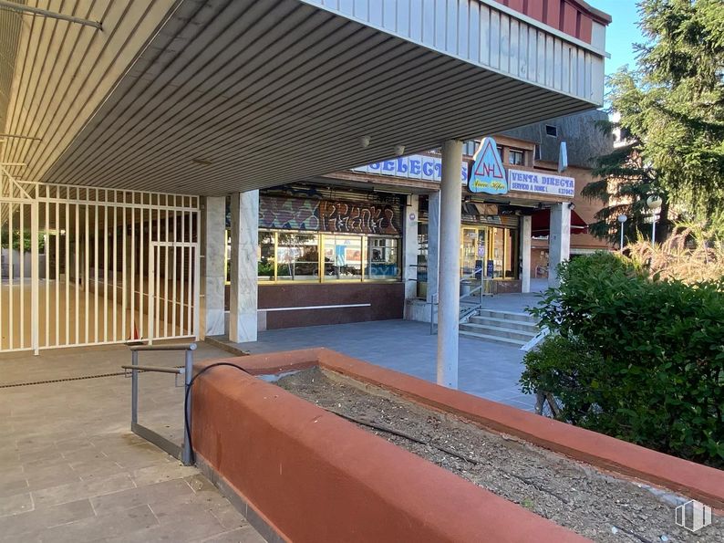 Retail for sale & for rent at Calle Cañadilla, Las Rozas de Madrid, Madrid, 28230 with plant, shade, road surface, building, residential area, urban design, porch, wood, real estate and facade around