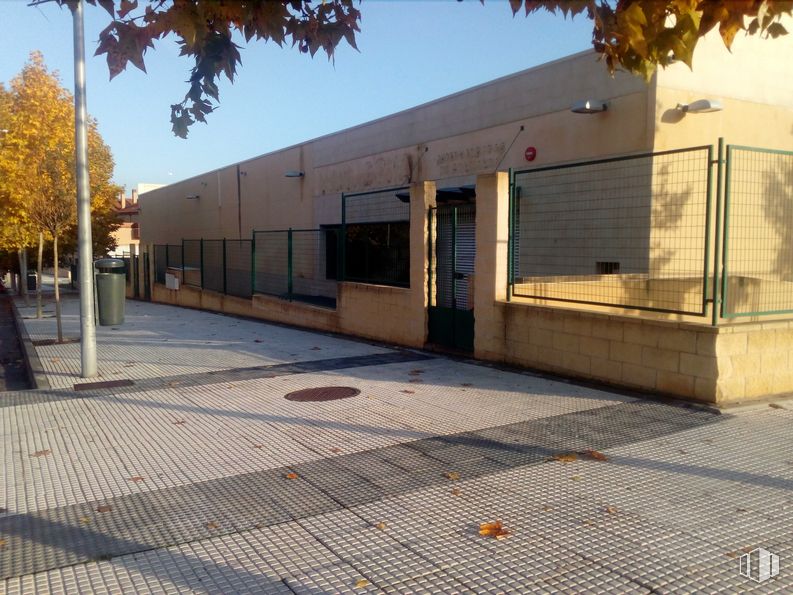 Local en alquiler y venta en Calle Pino Silvestre, Navalcarnero, Madrid, 28600 con ventana, propiedad, día, cielo, superficie de carretera, edificio, sombra, árbol, planta y arquitectura alrededor