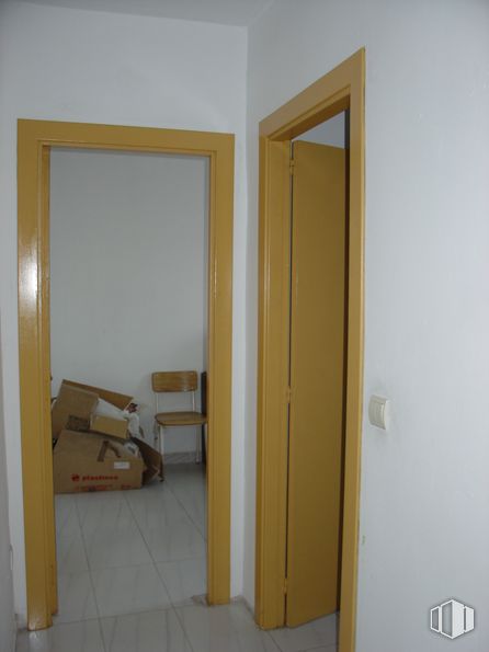 Nave en alquiler en Zona Sur Occidental, Fuenlabrada, Madrid, 28946 con armario, edificio, puerta, accesorio, madera, casa, exterior automotriz, piso, puerta de casa y suelo alrededor