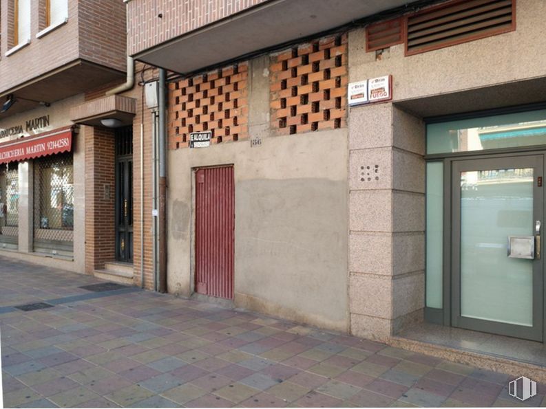 Retail for rent at Calle de José Zorrilla, Segovia, 40006 with door, window, fixture, building, wood, facade, brick, composite material, city and brickwork around