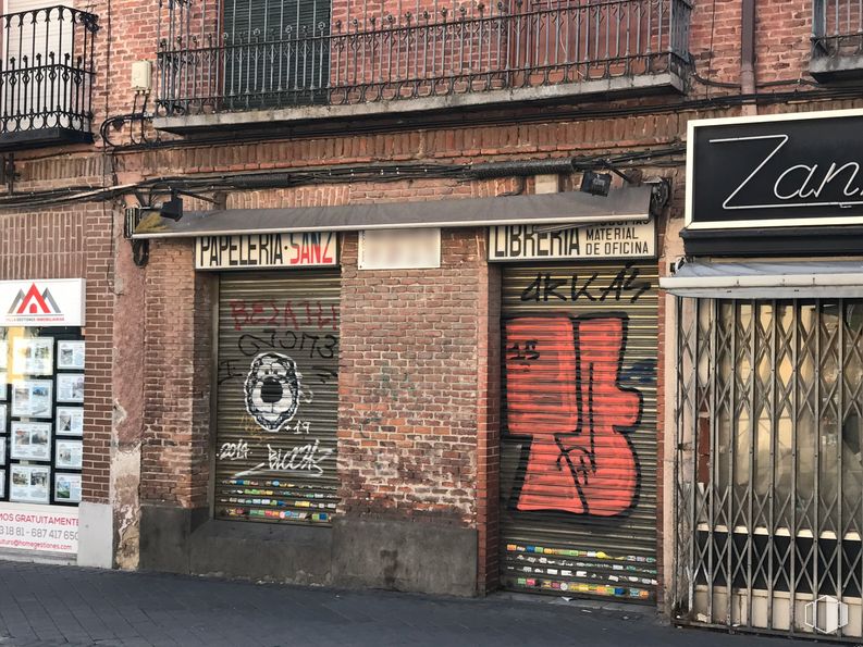 Local en alquiler en Calle Sierra Gador, 64, Villa de Vallecas, Madrid, 28031 con edificio, albañilería, madera, ladrillo, arquitectura, fuente, línea, pared, barrio y fachada alrededor