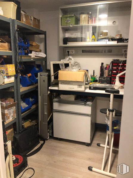 Retail for rent at Calle San Agustín, Las Rozas de Madrid, Madrid, 28230 with shelf, shelving, interior design, home appliance, desk, machine, gas, automotive design, computer desk and office equipment around