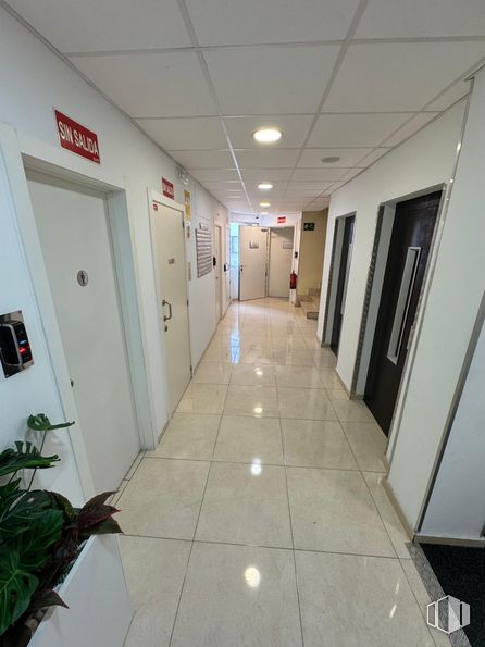 Oficina en alquiler en Calle Cronos, 8, San Blas - Canillejas, Madrid, 28037 con puerta, suelos, suelo, techo, interiorismo, suelo de baldosas, plata, azulejo, limpieza y aluminio alrededor