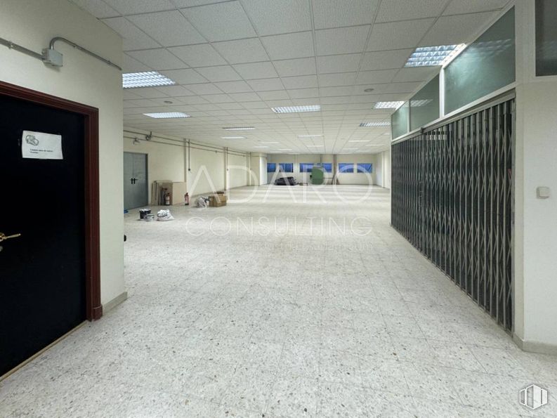 Industrial for rent at Calle Gamonal, Villa de Vallecas, Madrid, 28031 with door, light fixture, flooring, floor, ceiling, hall, tile flooring, silver, tile and design around